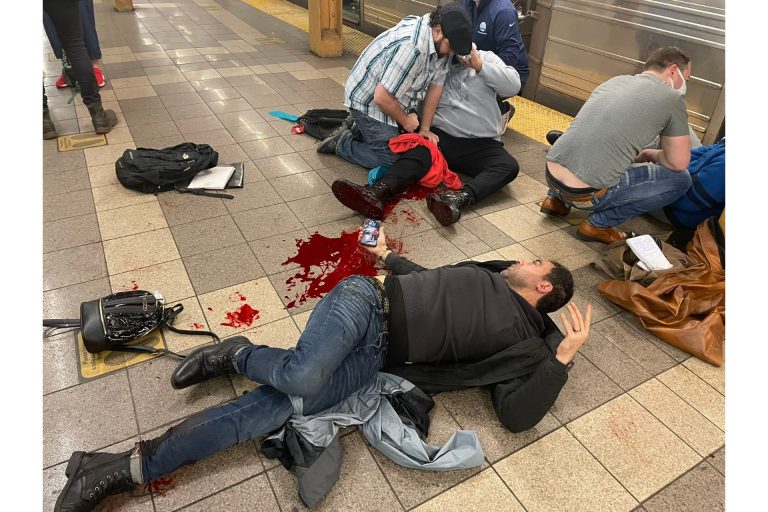 New York: sparatoria nella metropolitana