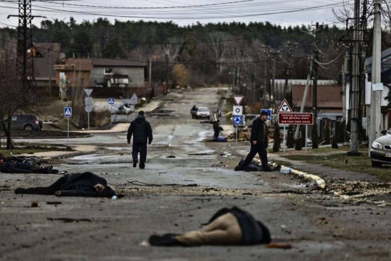 Bucha, Ucraina: civili massacrati e cadaveri nelle fosse comuni