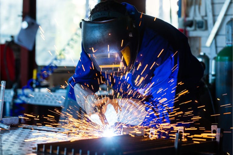 Aumentano gli occupati a febbraio 2022