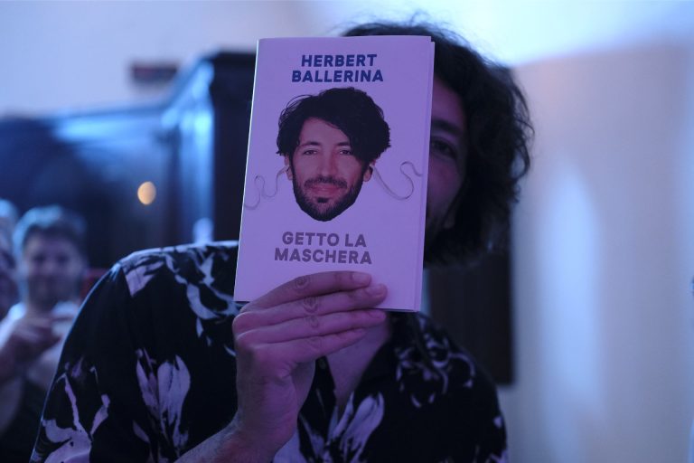 Herbert Ballerina getta la maschera