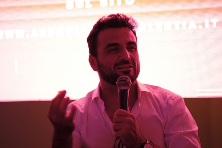 Marco Bazzoni: “Con le infradito in discesa”, tra reale e immaginario