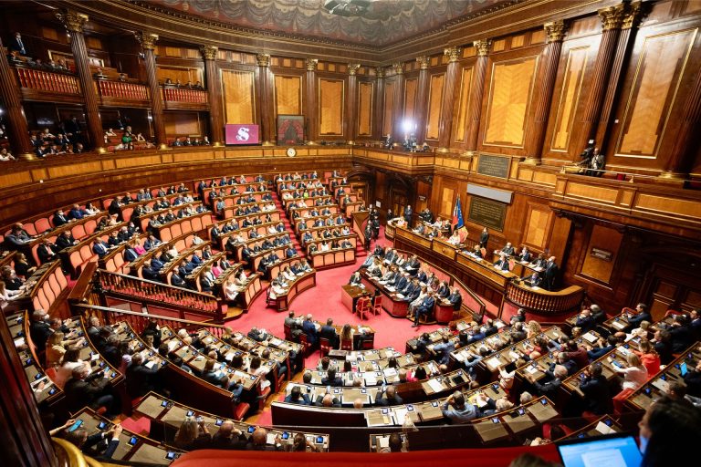 Il Governo ottiene la fiducia. Draghi al Quirinale