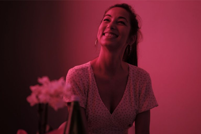 Tess Masazza: il linguaggio di “Insopportabilmente donna”