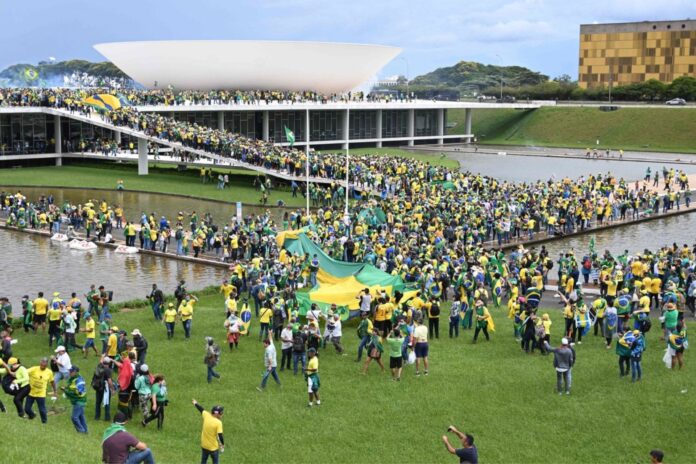 Brasile: i sostenitori di Bolsonaro assaltano il Congresso